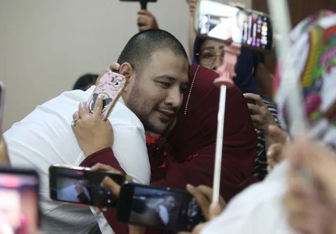 Terpidana Ammar Zoni saat menjalani sidang perdana kasus dugaan peredaran narkotika di dalam Lembaga Pemasyarakatan (Lapas) di Pengadilan Negeri Jakarta Pusat, Kamis (18/12/2025).<br />Merdeka.com/ arie basuki