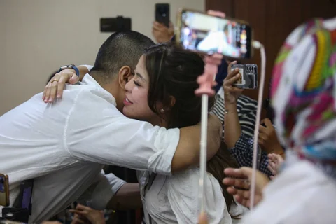 Terpidana Ammar Zoni saat menjalani sidang perdana kasus dugaan peredaran narkotika di dalam Lembaga Pemasyarakatan (Lapas) di Pengadilan Negeri Jakarta Pusat, Kamis (18/12/2025).<br />Merdeka.com/ arie basuki