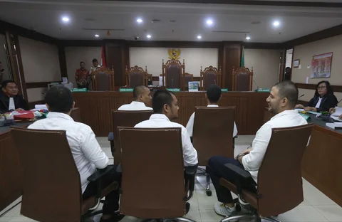 Terpidana Ammar Zoni saat menjalani sidang perdana kasus dugaan peredaran narkotika di dalam Lembaga Pemasyarakatan (Lapas) di Pengadilan Negeri Jakarta Pusat, Kamis (18/12/2025).<br />Merdeka.com/ arie basuki