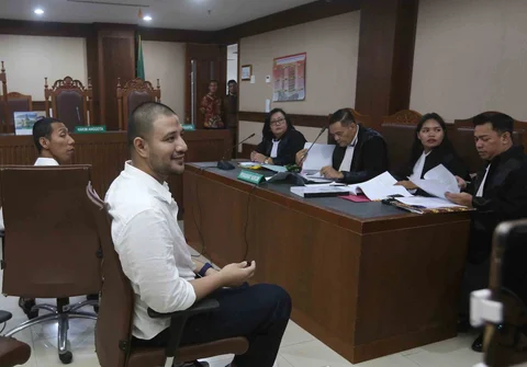 Terpidana Ammar Zoni saat menjalani sidang perdana kasus dugaan peredaran narkotika di dalam Lembaga Pemasyarakatan (Lapas) di Pengadilan Negeri Jakarta Pusat, Kamis (18/12/2025).<br />Merdeka.com/ arie basuki