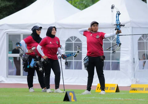 Tim Panahan Putri Indonesia yang diperkuat Nurisa Dian Ashrifah, Ratih Zilizati Fadhly, dan Yurike Dina Bonita saat meraih emas pada ajang SEA Games 2025 di Kompleks Rajamangala, Bangkok, Kamis (18/12/2025),