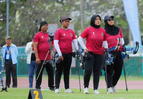 Tim Panahan Putri Indonesia yang diperkuat Nurisa Dian Ashrifah, Ratih Zilizati Fadhly, dan Yurike Dina Bonita saat meraih emas pada ajang SEA Games 2025 di Kompleks Rajamangala, Bangkok, Kamis (18/12/2025),