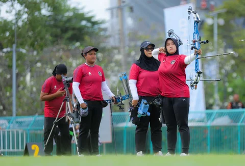 Tim Panahan Putri Indonesia yang diperkuat Nurisa Dian Ashrifah, Ratih Zilizati Fadhly, dan Yurike Dina Bonita saat meraih emas pada ajang SEA Games 2025 di Kompleks Rajamangala, Bangkok, Kamis (18/12/2025),