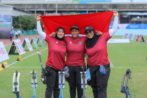 Tim Panahan Putri Indonesia yang diperkuat Nurisa Dian Ashrifah, Ratih Zilizati Fadhly, dan Yurike Dina Bonita saat meraih emas pada ajang SEA Games 2025 di Kompleks Rajamangala, Bangkok, Kamis (18/12/2025),