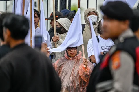 Massa dari berbagai elemen yang tergaabung dalam Aksi Koalisi Masyarakat Sipil Aceh melakukan aksi unjuk rasa di depan Masjid Raya Baiturrahman, Banda Aceh, Kamis (18/12/2025).