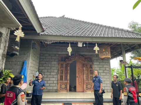Rumah Warga Tersambar Petir di Bali