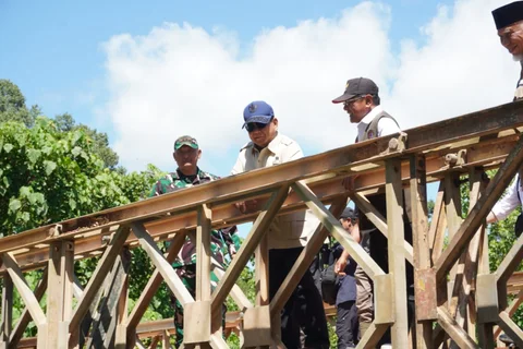 Kasad Jenderal Maruli Simanjuntak mendampingi Presiden Prabowo Subianto meninjau langsung penanganan dan pemulihan wilayah terdampak bencana 'galodo' di Provinsi Sumatra Barat, Kamis (18/12/2025).