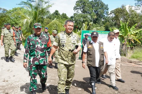 Kasad Jenderal Maruli Simanjuntak mendampingi Presiden Prabowo Subianto meninjau langsung penanganan dan pemulihan wilayah terdampak bencana 'galodo' di Provinsi Sumatra Barat, Kamis (18/12/2025).