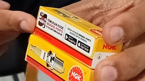Tampak busi palsu NGK yang dimusnahkan PT Niterran Mobility Indonesia di kantor Ciracas, Jakarta Timur pada Selasa, 16 Desember 2025 (Liputan6.com/Azkal Azkia)