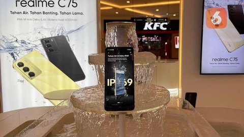 Penampilan Realme C75 yang resmi rilis untuk pasar Indonesia. (Liputan6.com/Agustinus M. Damar)