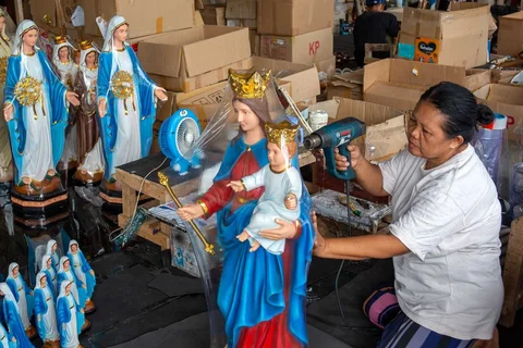 Seorang pekerja menyelesaikan pembuatan patung keagamaan Kristen di bengkel kerajinan Studio Malta Jaya di Bantul, Yogyakarta, Kamis (18/12/2025).