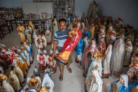 Patung keagamaan Kristen di bengkel kerajinan Studio Malta Jaya di Bantul, Yogyakarta, Kamis (18/12/2025).