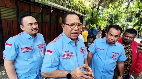 Ketua Umum Barisan Relawan Jalan Perubahan (Bara JP) Willem Frans Ansanay seusai bertemu Jokowi di kediaman pribadi Jalan Kutai Utara No 01, Kelurahan Sumber, Banjarsari Solo, Jumat (19/12).