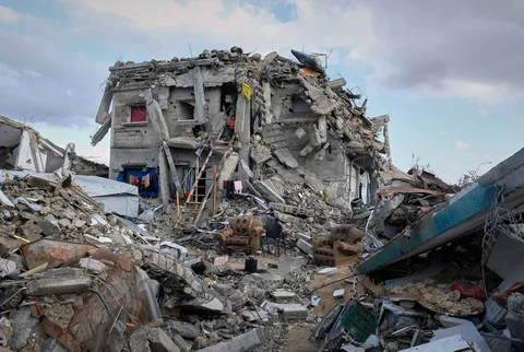 Rumah keluarga Halawa yang setengah runtuh berdiri di Jabaliya, Kota Gaza, Selasa (25/11/2025).