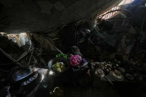 Makanan dan peralatan tembikar tergeletak di tengah reruntuhan di dapur keluarga Abu Shaqfa di bawah atap rumah mereka yang sebagian runtuh di Kota Gaza, Jumat (21/11/2025).