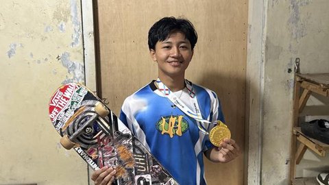 Basral Graito Hutomo merebut emas skateboard nomor men's street SEA Games 2025. Pelatih Malaysia Mariss Khan ikut merayakan kemenangannya. (AFP/Chanakarn Laosarakham)