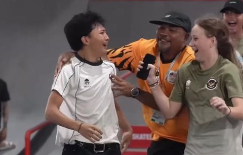 Basral Graito Hutomo merebut emas skateboard nomor men's street SEA Games 2025. Pelatih Malaysia Mariss Khan ikut merayakan kemenangannya. (AFP/Chanakarn Laosarakham)