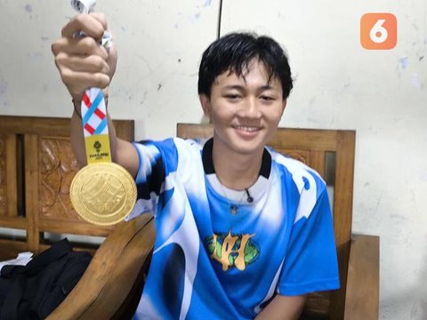 Basral Graito Hutomo merebut emas skateboard nomor men's street SEA Games 2025. Pelatih Malaysia Mariss Khan ikut merayakan kemenangannya. (AFP/Chanakarn Laosarakham)