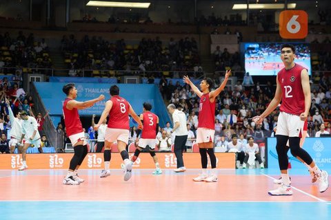 Dua blocker Indonesia coba menahan pukulan pemain Thailand pada final SEA Games 2025 cabang olahraga voli, Jumat (19/12/2025) malam WIB. (Bola.com/Bagaskara Lazuardi)