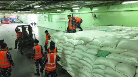 Suplai Logistik Terbatas, KRI BAC-593 Bawa Bantuan 320 Ton Beras Bulog Menuju Nias