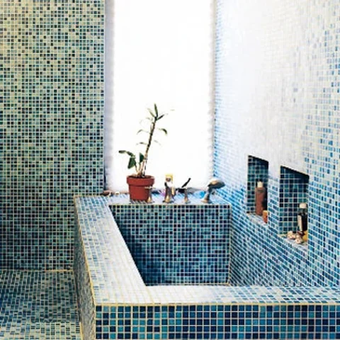 Laburi dinding kamar mandi dengan keramik mosaik berwarna cerah. Finishing glossy dari keramik mosaik membuat kamar mandi terlihat elegan. Foto: Dwell