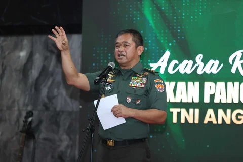 Kasad Jenderal TNI Maruli Simanjuntak  saat menerima Laporan Kenaikan Pangkat 80 Perwira Tinggi (Pati) TNI AD di Markas Besar Angkatan Darat (Mabesad), Jakarta, Senin (01/12/2025).