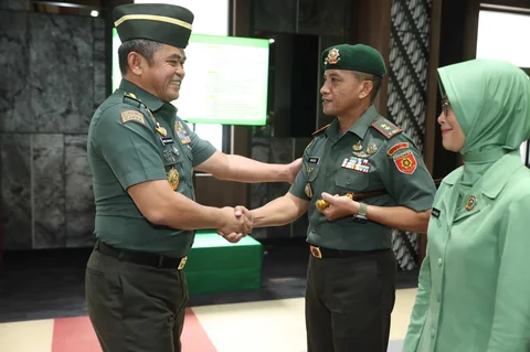 Kasad Jenderal TNI Maruli Simanjuntak  saat menerima Laporan Kenaikan Pangkat 80 Perwira Tinggi (Pati) TNI AD di Markas Besar Angkatan Darat (Mabesad), Jakarta, Senin (01/12/2025).