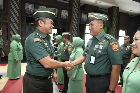 Kasad Jenderal TNI Maruli Simanjuntak  saat menerima Laporan Kenaikan Pangkat 80 Perwira Tinggi (Pati) TNI AD di Markas Besar Angkatan Darat (Mabesad), Jakarta, Senin (01/12/2025).