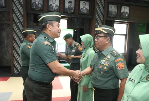 Kasad Jenderal TNI Maruli Simanjuntak  saat menerima Laporan Kenaikan Pangkat 80 Perwira Tinggi (Pati) TNI AD di Markas Besar Angkatan Darat (Mabesad), Jakarta, Senin (01/12/2025).