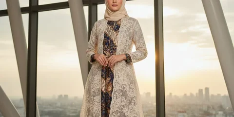 Ilustrasi Model Gamis Batik dengan Outer Tunik