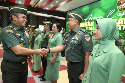 Kasad Jenderal TNI Maruli Simanjuntak  saat menerima Laporan Kenaikan Pangkat 80 Perwira Tinggi (Pati) TNI AD di Markas Besar Angkatan Darat (Mabesad), Jakarta, Senin (01/12/2025).