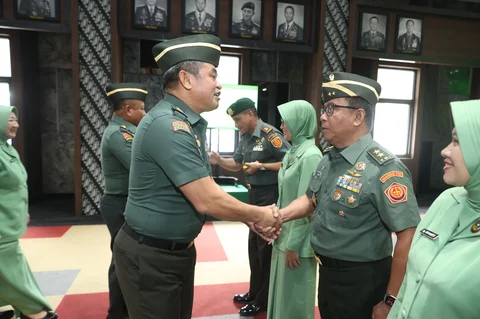 Kasad Jenderal TNI Maruli Simanjuntak menerima Laporan Kenaikan Pangkat 80 Perwira Tinggi (Pati) TNI AD di Markas Besar Angkatan Darat (Mabesad), Jakarta, Senin (1/12/2025).