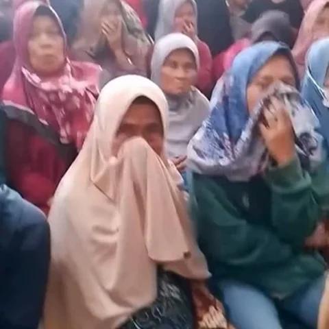 Emak-Emak Tutup Hidung saat Pembagian Bansos, Diduga Ada yang Kentut