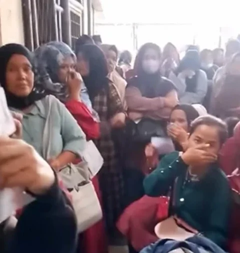 Emak-Emak Tutup Hidung saat Pembagian Bansos, Diduga Ada yang Kentut