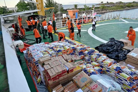 Anggota Badan Nasional Pencarian dan Pertolongan (BASARNAS) sedang memuat   bantuan untuk korban banjir bandang di Banda Aceh, Provinsi Aceh, Senin (01/12/2025).