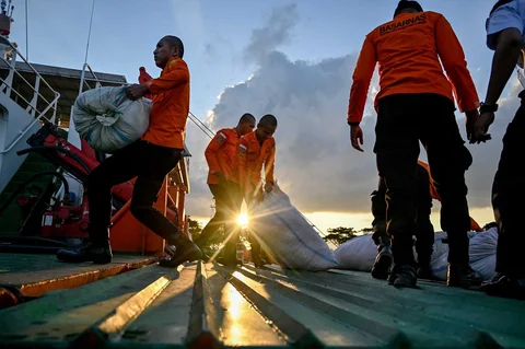 Anggota Badan Nasional Pencarian dan Pertolongan (BASARNAS) sedang memuat   bantuan untuk korban banjir bandang di Banda Aceh, Provinsi Aceh, Senin (01/12/2025).
