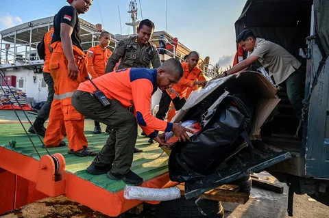 Anggota Badan Nasional Pencarian dan Pertolongan (BASARNAS) sedang memuat   bantuan untuk korban banjir bandang di Banda Aceh, Provinsi Aceh, Senin (01/12/2025).