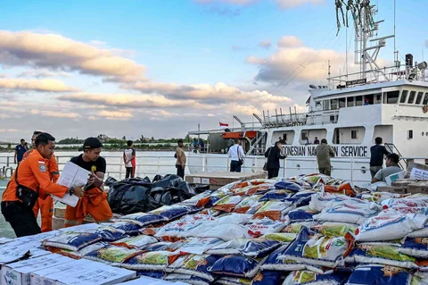 Anggota Badan Nasional Pencarian dan Pertolongan (BASARNAS) sedang memuat   bantuan untuk korban banjir bandang di Banda Aceh, Provinsi Aceh, Senin (01/12/2025).
