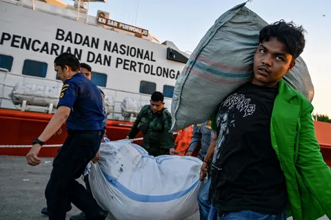 Relawan sedang memuat   bantuan untuk korban banjir bandang di Banda Aceh, Provinsi Aceh, Senin (01/12/2025).