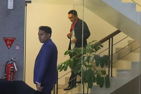 Mantan Gubernur Jawa Barat Ridwan Kamil usai menjalani pemeriksaan di Gedung Merah Putih KPK, Jakarta, Selasa (02/12/2025).