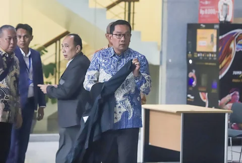 Mantan Gubernur Jawa Barat Ridwan Kamil usai menjalani pemeriksaan di Gedung Merah Putih KPK, Jakarta, Selasa (02/12/2025).