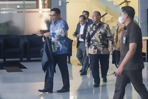 Mantan Gubernur Jawa Barat Ridwan Kamil usai menjalani pemeriksaan di Gedung Merah Putih KPK, Jakarta, Selasa (02/12/2025).