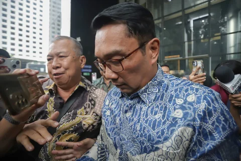 Mantan Gubernur Jawa Barat Ridwan Kamil usai menjalani pemeriksaan di Gedung Merah Putih KPK, Jakarta, Selasa (02/12/2025).