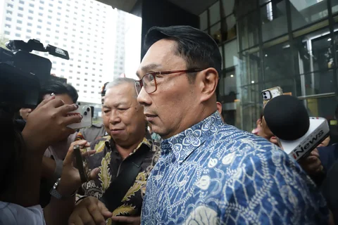 Mantan Gubernur Jawa Barat Ridwan Kamil usai menjalani pemeriksaan di Gedung Merah Putih KPK, Jakarta, Selasa (02/12/2025).