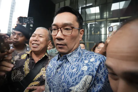 Mantan Gubernur Jawa Barat Ridwan Kamil usai menjalani pemeriksaan di Gedung Merah Putih KPK, Jakarta, Selasa (02/12/2025).