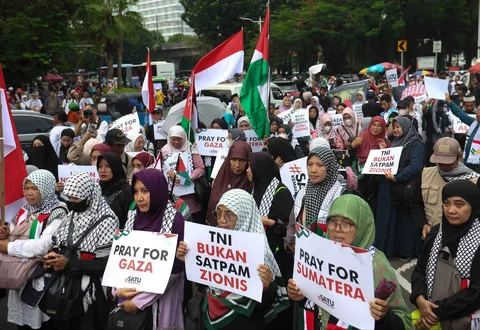 Massa saat melakukan aksi damai bela Palestina di depan kedubes Amerika Serikat di Jakarta, , Selasa (02/12/2025).