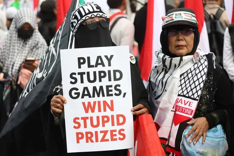 Massa saat melakukan aksi damai bela Palestina di depan kedubes Amerika Serikat di Jakarta, , Selasa (02/12/2025).