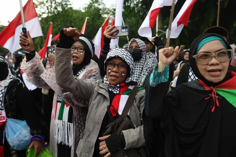 Massa saat melakukan aksi damai bela Palestina di depan kedubes Amerika Serikat di Jakarta, , Selasa (02/12/2025).
