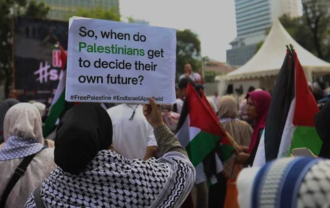 Massa saat melakukan aksi damai bela Palestina di depan kedubes Amerika Serikat di Jakarta, , Selasa (02/12/2025).