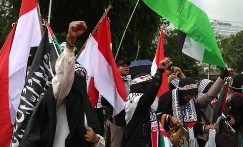 Massa saat melakukan aksi damai bela Palestina di depan kedubes Amerika Serikat di Jakarta, , Selasa (02/12/2025).